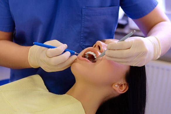 Gum-tissue-is-attached-to-the-teeth-below-the-tooth (1)